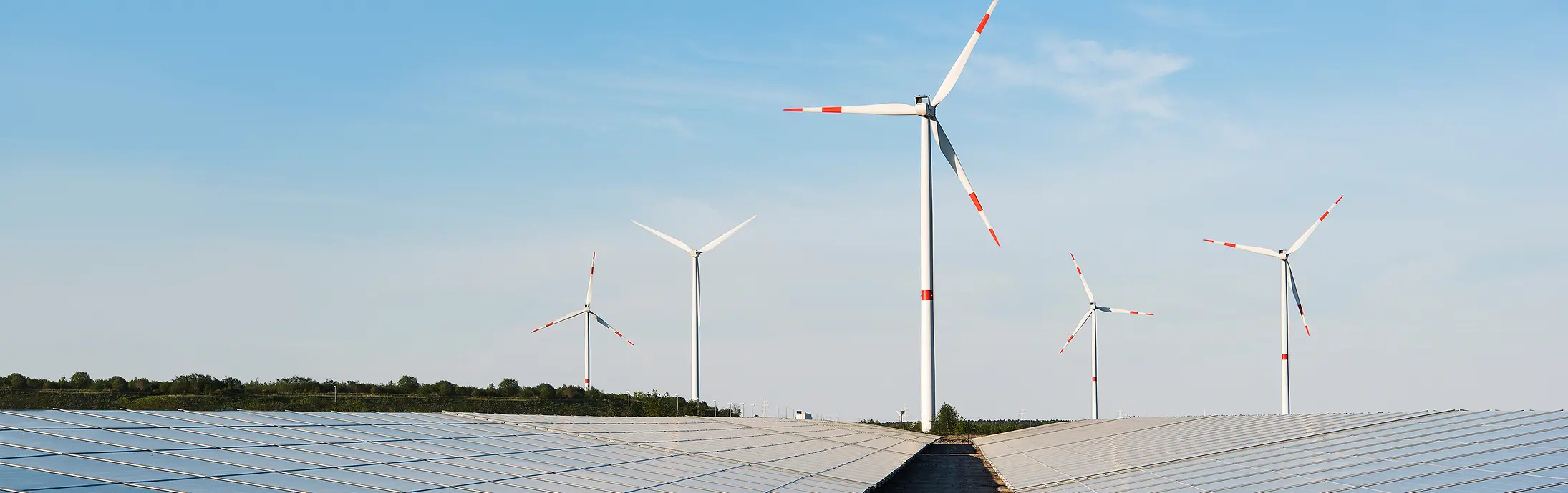 Vindkraftverk och solpaneler