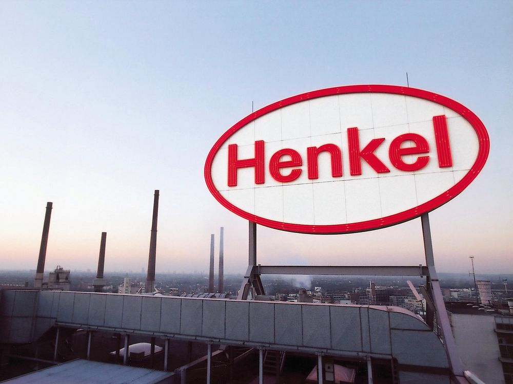 Henkels logotyp på anläggningen i Düsseldorf i Tyskland