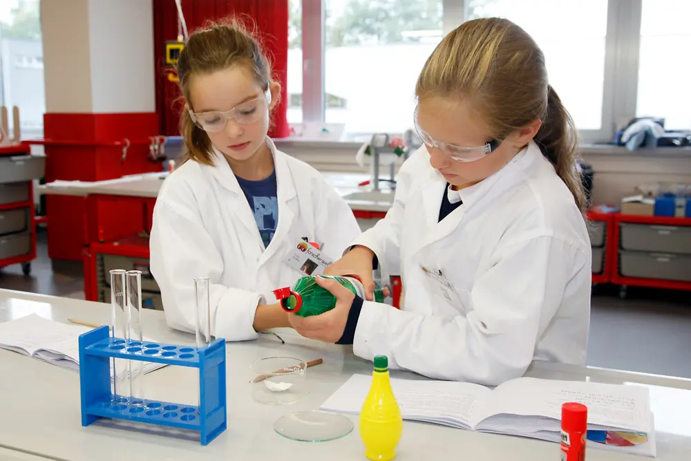 
In kleinen Teams führten die Kinder verschiedene naturwissenschaftliche Versuche durch.
