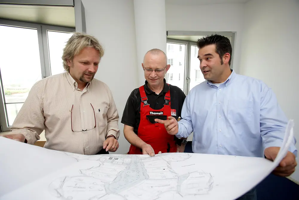 Besprechung auf der Baustelle, v.l.: Andreas Schauf, geschäftsführender Inhaber der Firma Fußboden Schauf in Düsseldorf, Mitarbeiter Peter Kensbock und Thomsit-Bezirksleiter Robert Franicevic.
