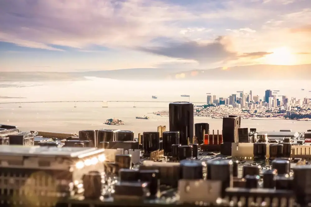 Vy över stadens skyline med moderna byggnader under en solnedgång.