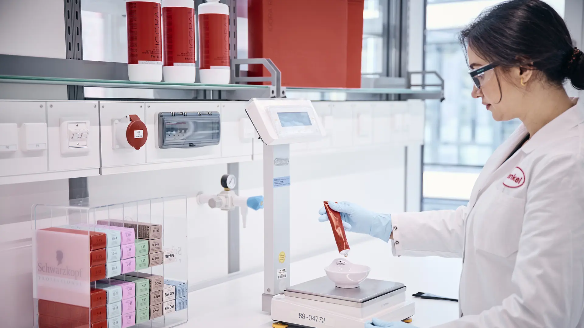 Laboratorieanställd väger testprodukter.