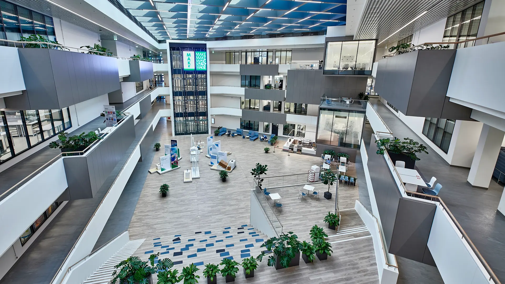 Interiörbild av Inspiration Center Düsseldorf med den stora innergården i mitten. Bilden visar också de glasfasadiga högteknologiska laboratorierna på totalt fyra våningar.