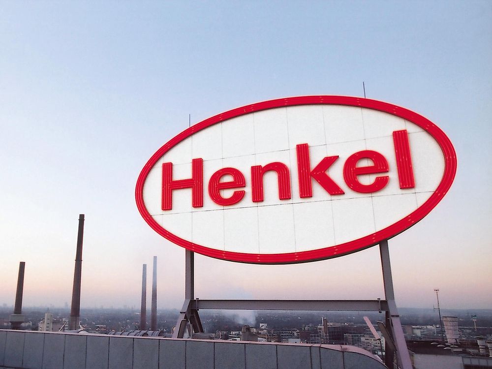 Henkels logotyp på ett tak i Düsseldorf.