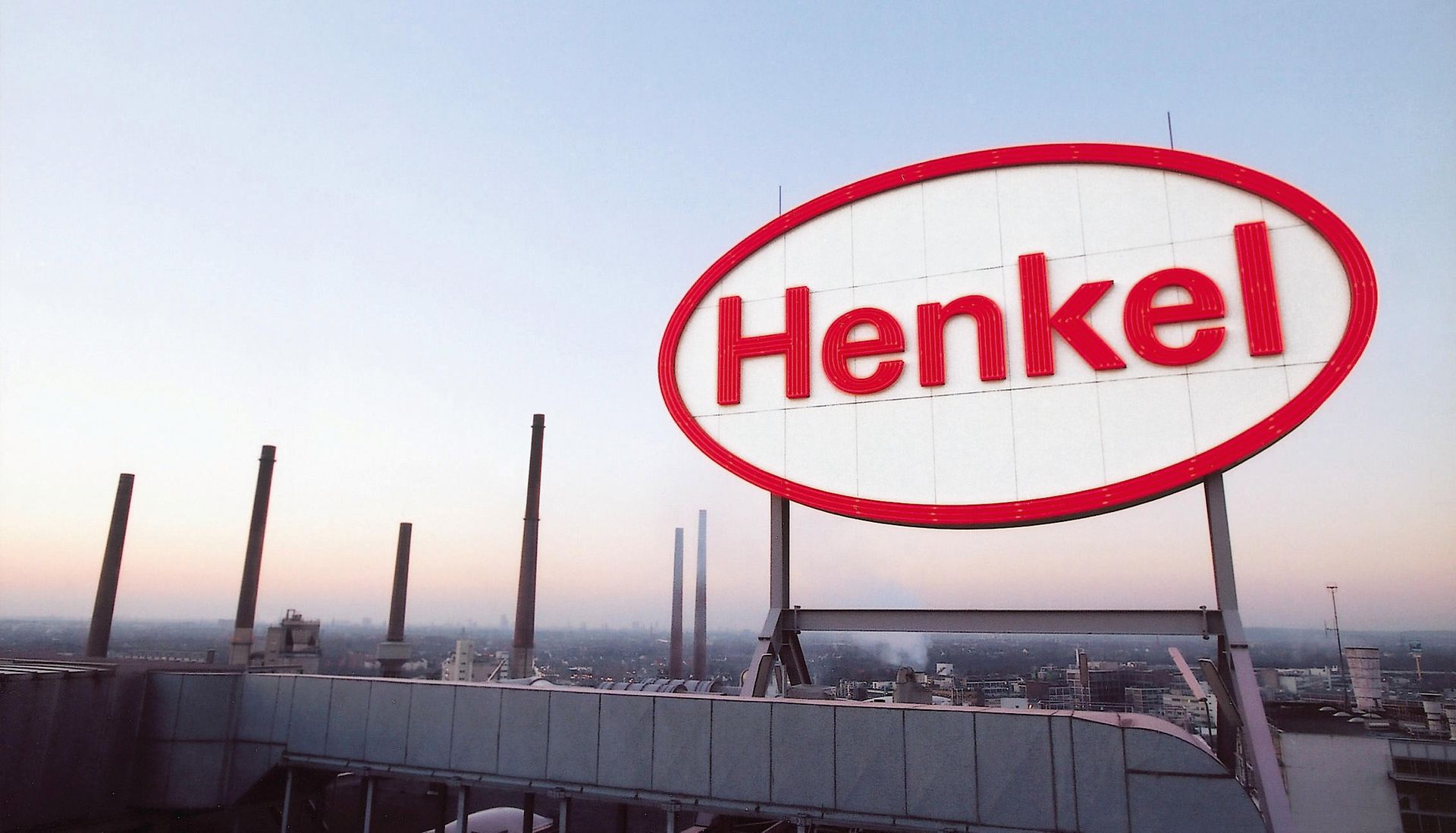 Henkels logotyp på ett tak i Düsseldorf.