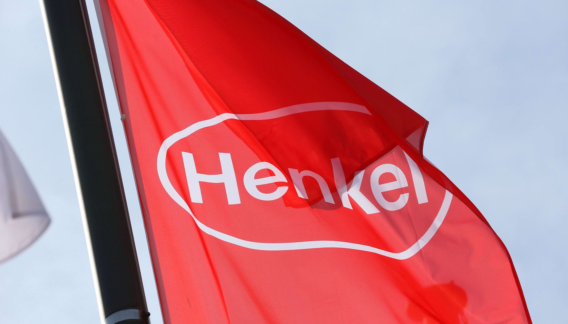 Röd flagga med Henkel logo