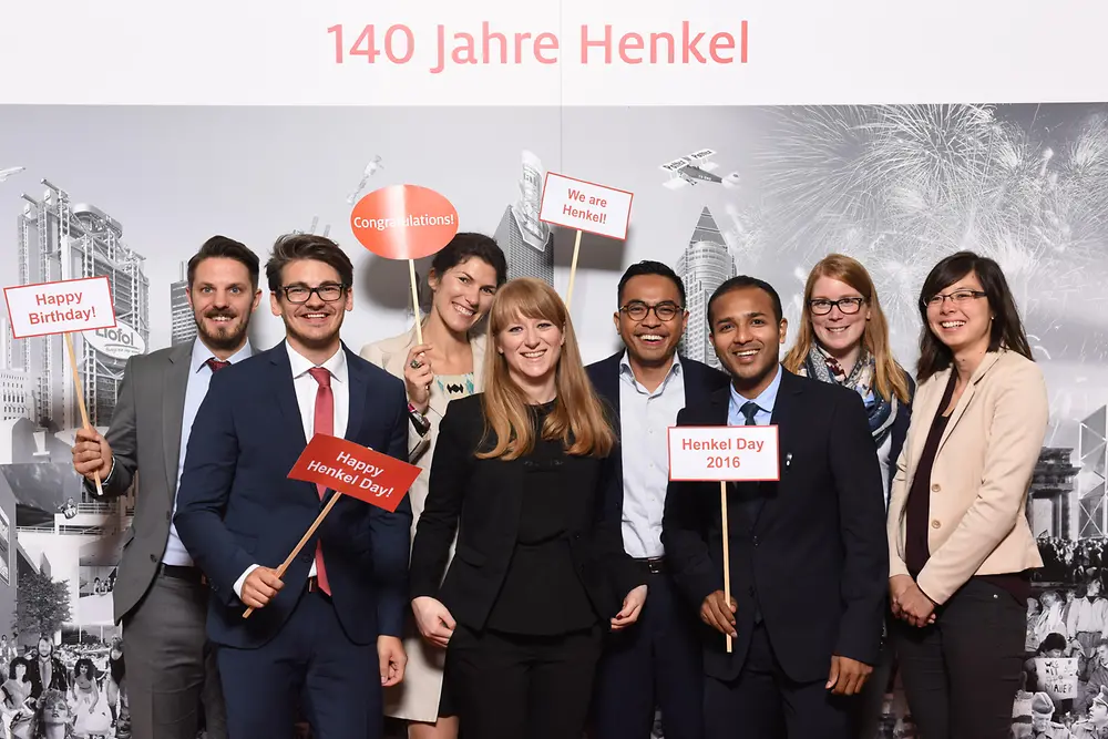 Employees at the Düsseldorf site congratulate Henkel on the company's 140th anniversary.